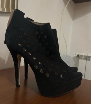 Tacchi neri con plateau e fori