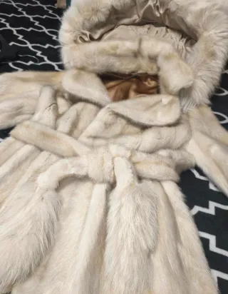 Abrigo de pelo beige con capucha