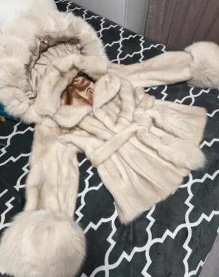 Abrigo de pelo beige con capucha