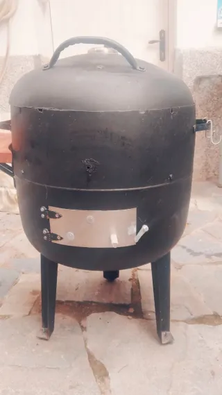 Barbacoa metálica color negro con detalles platead