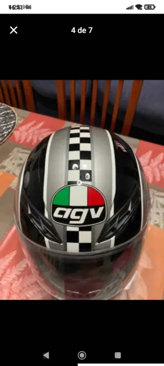 Capacete AGV preto e branco tamanho XS.
