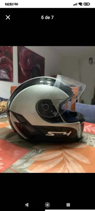 Capacete AGV preto e branco tamanho XS.