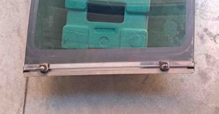 Cristal trasero derecho Nissan Terrano II.