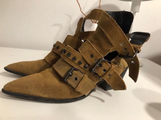 Botín piel serraje Zara tachuelas hebillas