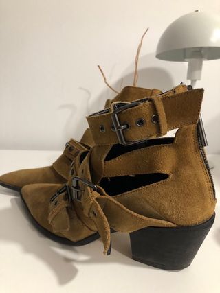 Botín piel serraje Zara tachuelas hebillas