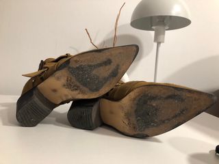 Botín piel serraje Zara tachuelas hebillas