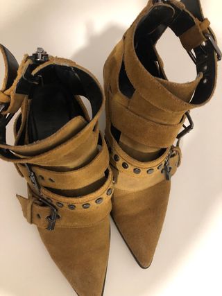 Botín piel serraje Zara tachuelas hebillas