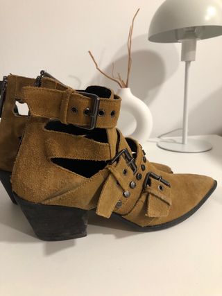 Botín piel serraje Zara tachuelas hebillas