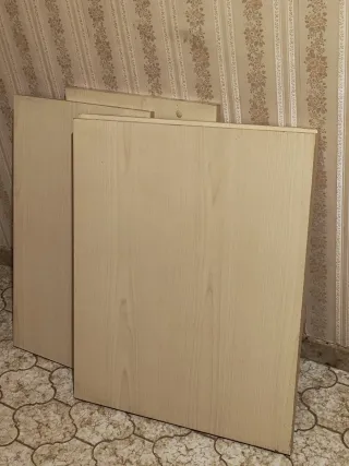 Scrivania in legno chiaro con due cassetti