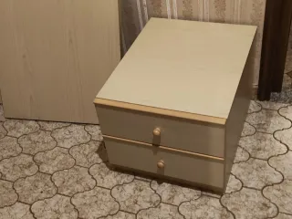 Scrivania in legno chiaro con due cassetti