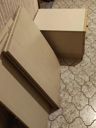 Scrivania in legno chiaro con due cassetti