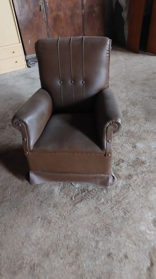 Sillón de tela marrón