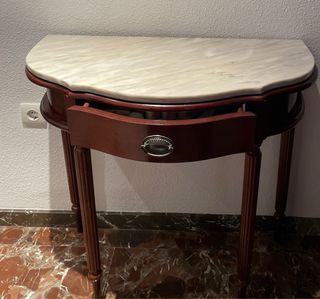 Cómoda de madera con tapa de mármol