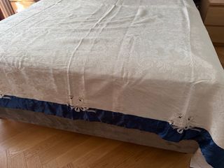 Copriletto Raso Bianco con Bordi Blu