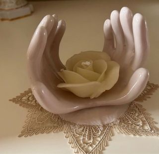 Portacandele mani ceramica beige