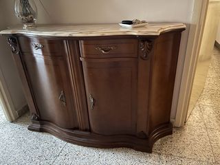 Mueble de madera con tapa de mármol