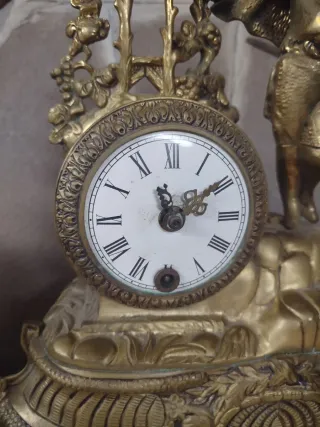 Reloj de sobremesa antiguo con figura.