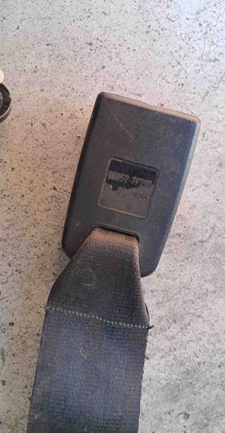 Hebilla cinturon seguridad Nissan Terrano II.