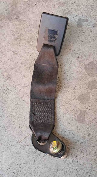 Hebilla cinturon seguridad Nissan Terrano II.