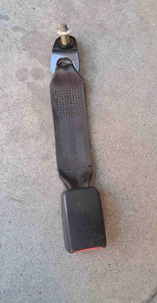 Hebilla cinturon seguridad Nissan Terrano II.