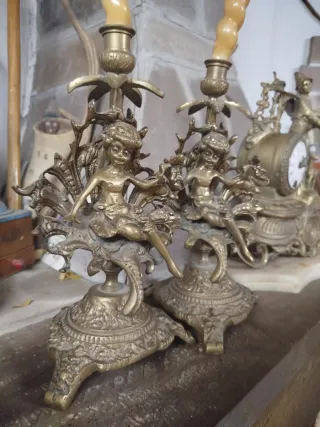 Pareja Candelabros Antiguos Bronce Figuras