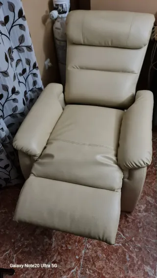 Sillón de piel beige