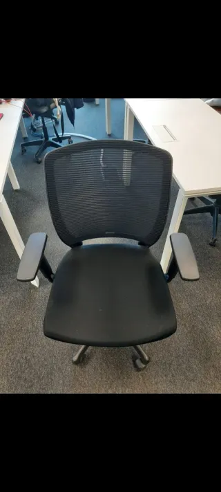 5 Sillas de Oficina Negras y Grises
