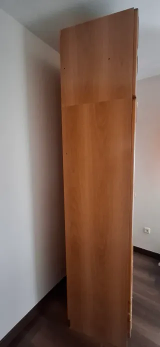 Armario madera con altillo y estantes