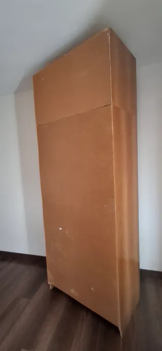 Armario madera con altillo y estantes