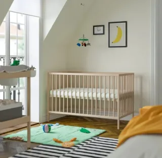 Cuna con colchón y ropa de cama