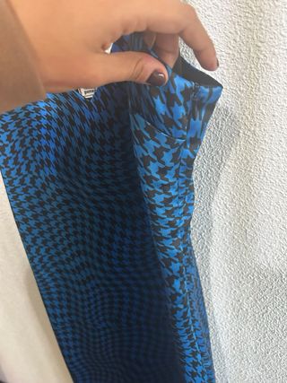 Vestido satinado azul y negro