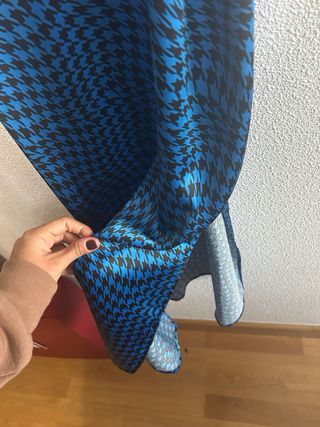 Vestido satinado azul y negro