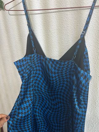 Vestido satinado azul y negro