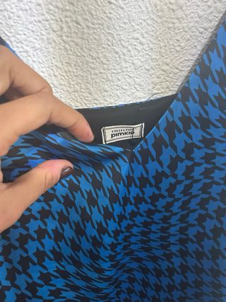 Vestido satinado azul y negro