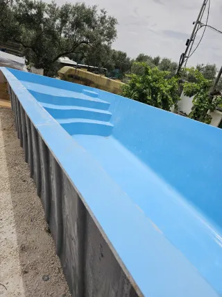 Vaso de piscina azul de plástico