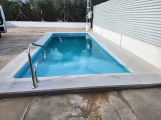 Vaso de piscina azul de plástico
