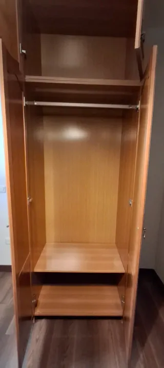 Armario de madera con altillo