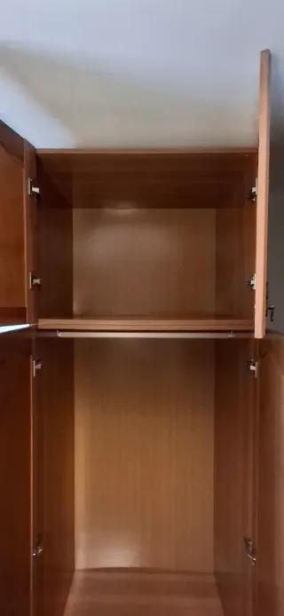 Armario de madera con altillo