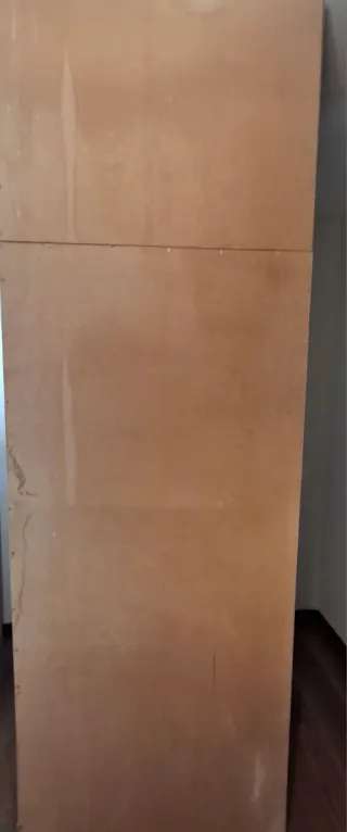 Armario de madera con altillo