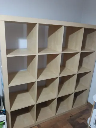 Estantería modular de madera beige.