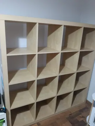 Estantería modular de madera beige.