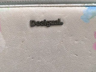 Cartera Desigual floral con cremallera