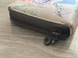 Cartera Desigual floral con cremallera