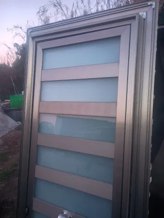 Puerta de entrada de aluminio con cristal