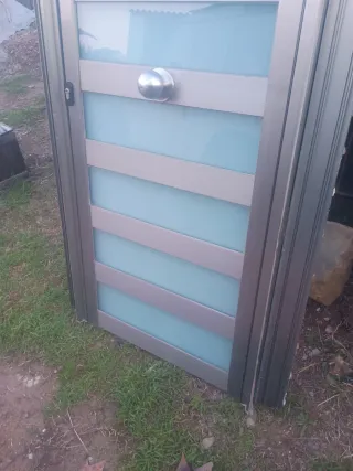 Puerta de entrada de aluminio con cristal