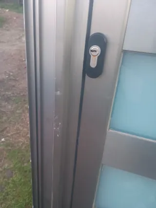 Puerta de entrada de aluminio con cristal