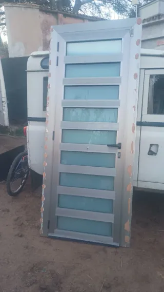 Puerta de entrada de aluminio con cristal