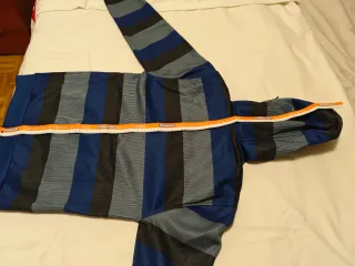 Felpa Burton con zip intera e cappuccio.