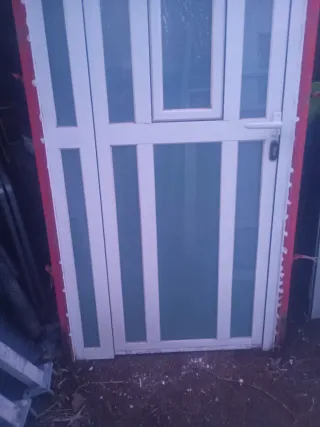 Puerta de entrada de aluminio