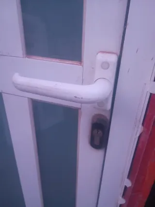 Puerta de entrada de aluminio